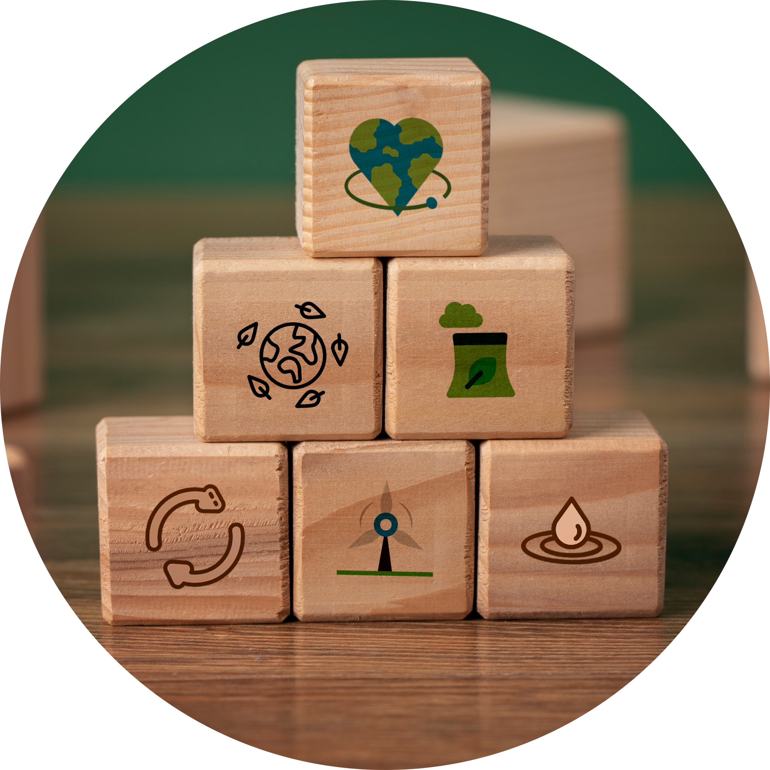 6 cubes en bois forment une pyramide. Chaque cube a un dessin sur la face avant: une planète en forme de cœur, une goutte d'eau, une éolienne, une boucle, une centrale nucléaire et une planète avec des feuilles.